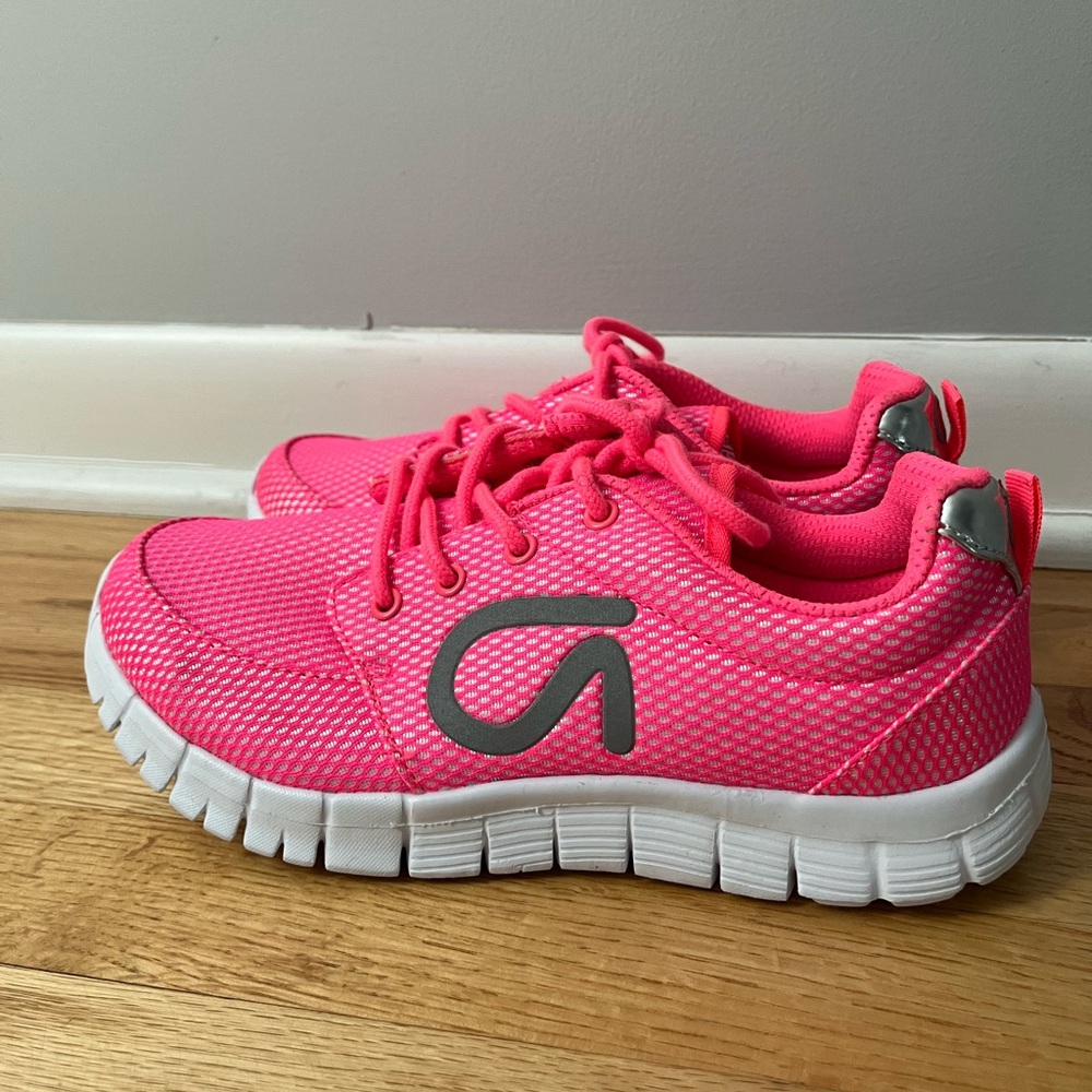 NWOT Never worn girls Great gapfit athletic shoes
